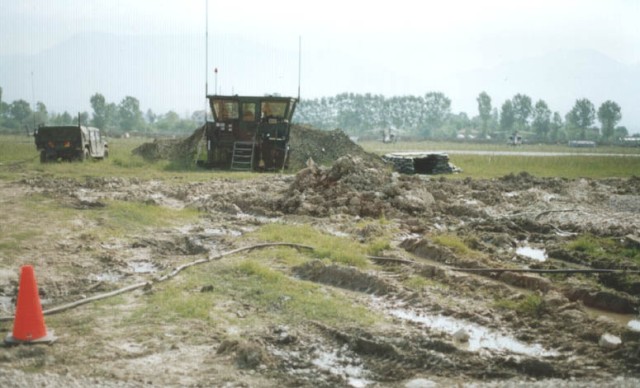 Κινητός Πύργος ελέγχου στο Α/Δ Rinas. Στο βάθος μετά τον διάδρομο τα αεροπορικά μέσα της Task Force Hawk.Απρίλιος  1999  
