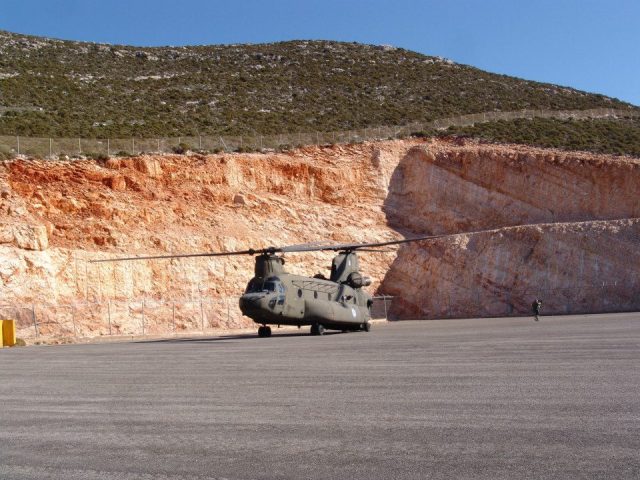 27/11/2014: Μεταφορικό ελικόπτερο CH-47SD Chinook (s/n "ΕΣ-914") του 4ου ΤΕΑΣ! (φωτ.: Λ.Σ.Μπλαβέρης) 